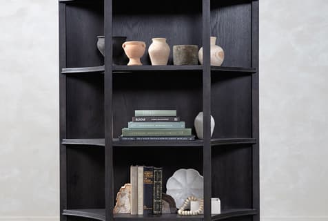 bookshelf vase decor