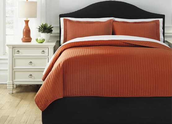https://www.livingspaces.com/globalassets/images/blog/2020/11/1119_what_size_is_a_queen_comforter.jpg